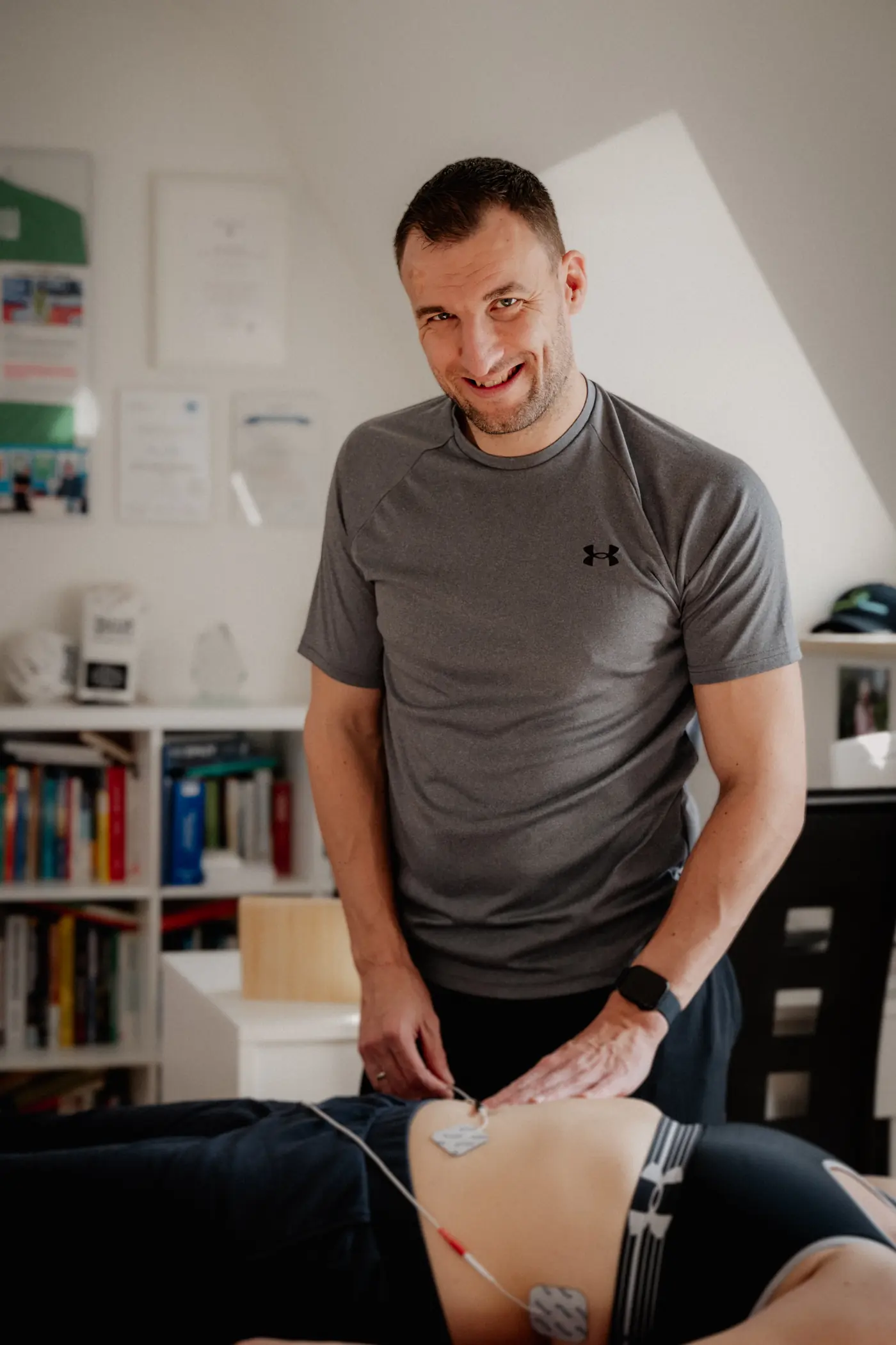 Thomas Geitner bei einer Behandlung mit Mikrostrom
